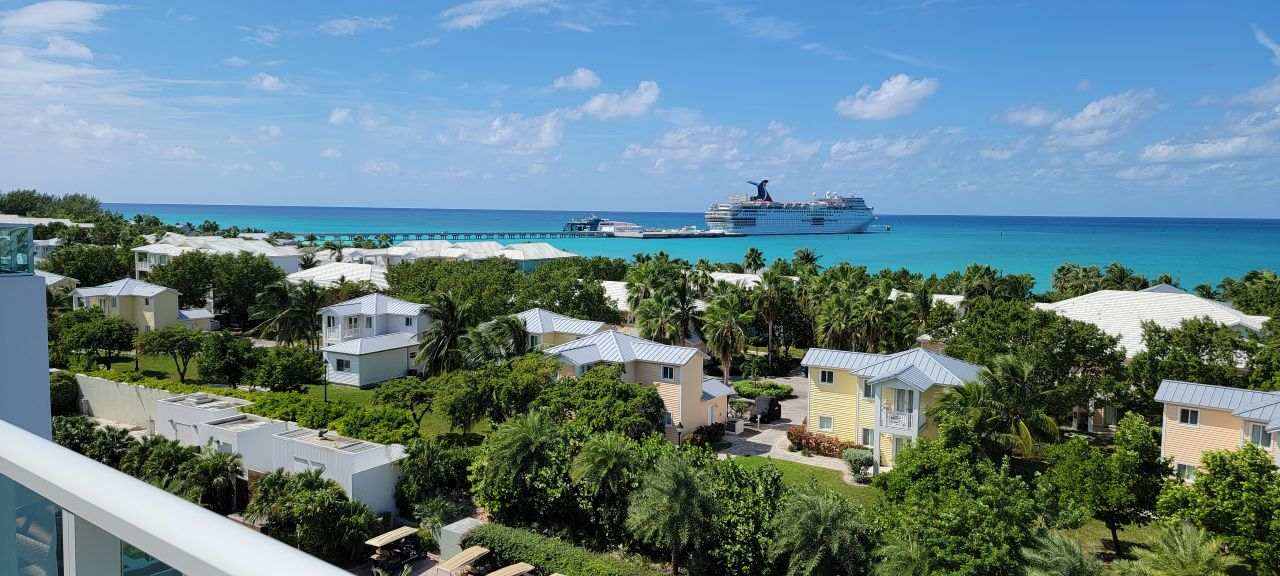 Balearia-Caribbean-and-Carnival-Cruise-Line-at-Bimini-Bahamas